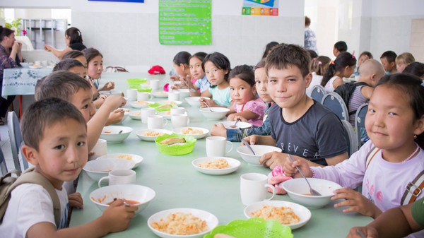 В Кыргызстане пилотная программа ФАО помогает местным фермерам осуществлять поставки продовольствия для школьного питания