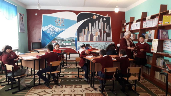 В Кара-Суйской школе библиотеку посещают 780 учащихся