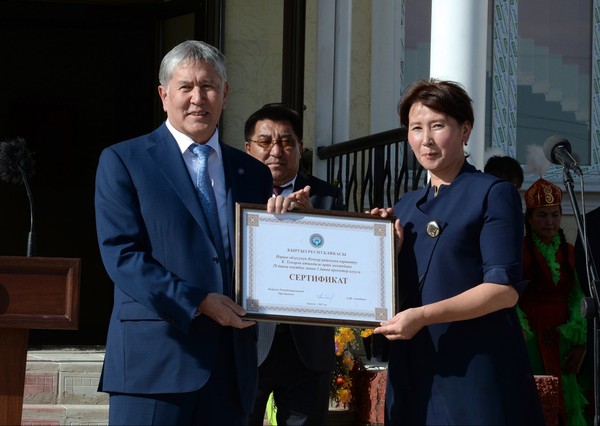 А.Атамбаев Чекилдек айылындагы мектепке  ноутбук жана проектор сатып алууга сертификат тапшырды