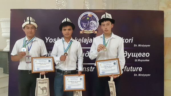 Кыргызстандык 3 окуучу физика жана астрономия боюнча эл аралык олимпиададан медаль алып келишти