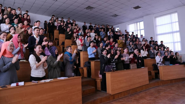 Сокулуктук окуучулар журналисттик адистикти өркүндөтүү үчүн Бишкектеги семинарга келишти