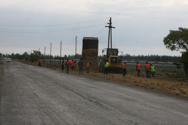 Фото — На автодороге Балыкчы—Корумду продолжаются работы по укладке дорожного основания — Tazabek