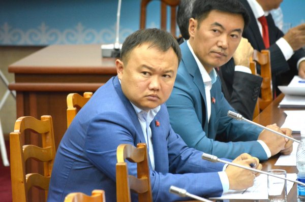 Депутат Д.Аттокуров поинтересовался у министра Ж.Калилова, он ли инициировал повышение на $15 стоимость международных авиабилетов — Tazabek