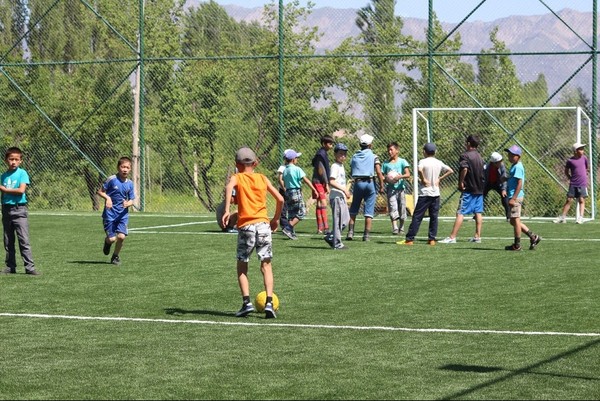 В Бакай-Атинском районе состоялось торжественное открытие футбольного поля — Tazabek