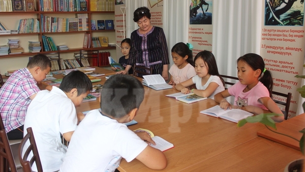 В пришкольных лагерях Бишкека начнется караван «Звезды читают детям»