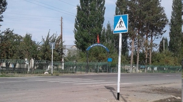 В селе Кара-Талаа Тонского района у школы для безопасности учеников установили дорожные знаки