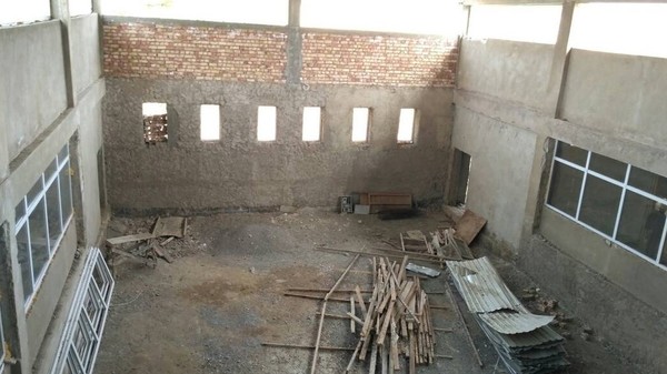 Недостроенное с 2013 года здание школы в Ат-Баши превратилось в жилище для голубей