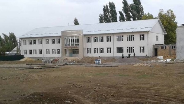 В селе Калинин Кара-Суйского достраивают новое здание школы за 79 млн сомов (фото)