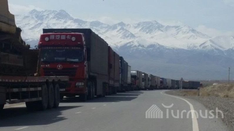 Очереди из грузовых автомашин на границе с Китаем достигают 10 км, - водители — Tazabek