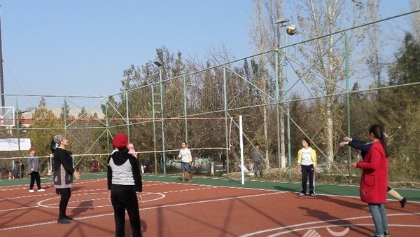 В Кызыл-Кийском лицее «Сапат» прошли спортивные соревнования между родителями учеников старших классов