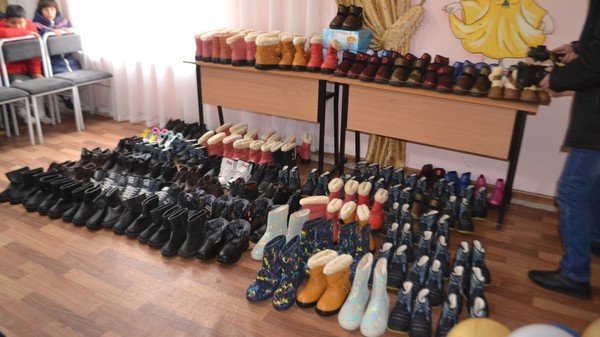 Сотрудники и курсанты Академии МВД подарили зимнюю обувь воспитанникам Краснореченской школы-интернат