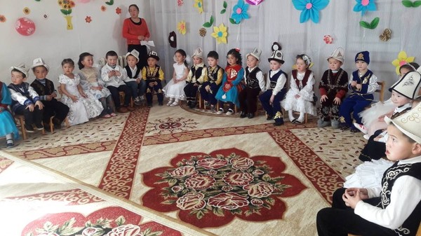 Воспитатели детсада «Бабушка» в нарынском селе Орто-Нура на Нооруз организовали концерт для родителей воспитанников