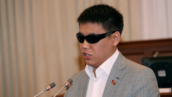 Депутат просит изыскать 500 тыс. сомов на выпуск аудиокниг на кыргызском языке