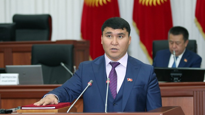 Депутат: Почему авиабилеты стоят по-разному — то по 1500 сомов, то выше 4000 сомов? — Tazabek