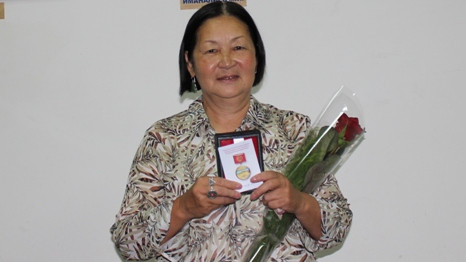 Археолог Бакыт Аманбаева награждена почетным знаком «Отличник местного самоуправления КР» (резюме)