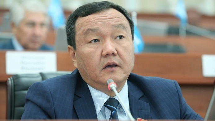 Узбекские предприниматели под видом ручной клади провозят через таможню в КР товары, за что не платят пошлину, - депутат — Tazabek
