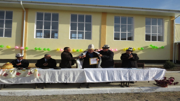 В Кара-Кульджинском районе при местной школе имени Сооронбая Жусуева построили спортивный зал