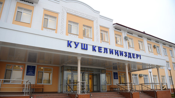 Главы правительств Кыргызстана и Узбекистана посетили среднюю школу им. А.Навои в Оше (фото)