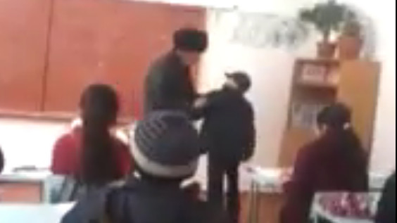 Директор сузакской школы объяснила поступок учителя, повалившего ученика на парту