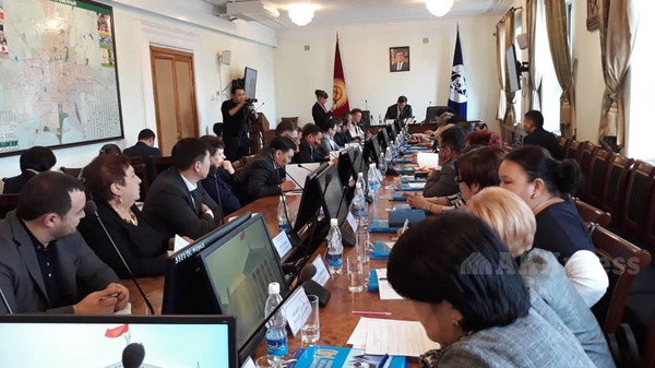 Если будем работать в направлении распределения детей в школы по микроучасткам, то снимем проблему с пробками, - мэр Бишкека