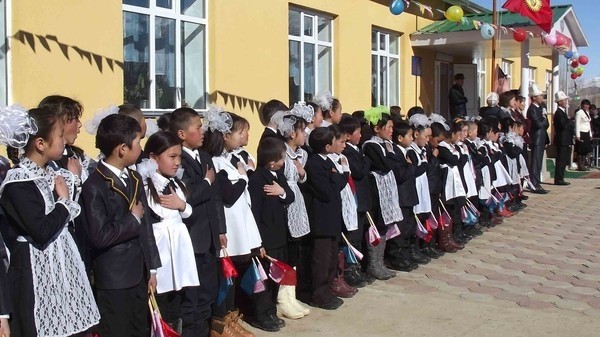 Кыргызстандын 159 мектебинде балдар 3 нөөмөт менен окушат