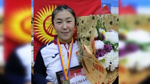 Кыргыз студенти алыш белбоо күрөшү боюнча дүйнөлүк мелдеште алтын медаль утту