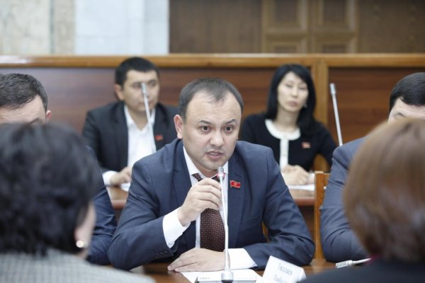 В парламенте интересуются, почему в Исфану перестали летать самолеты — Tazabek