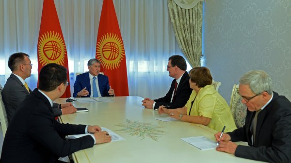 Президент А.Атамбаев и глава Нацбанка Швейцарии Т.Йордан обсудили вопросы сотрудничества в банковской сфере — Tazabek