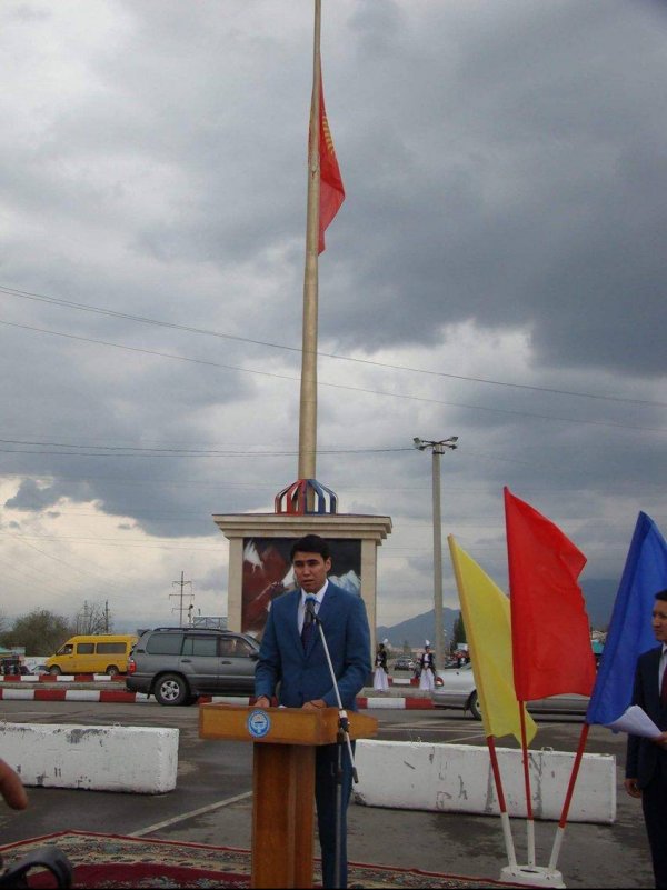 По инициативе стройкомпании « KG Групп» состоялось открытие флагштока в Балыкчы весом 310 тонн — Tazabek