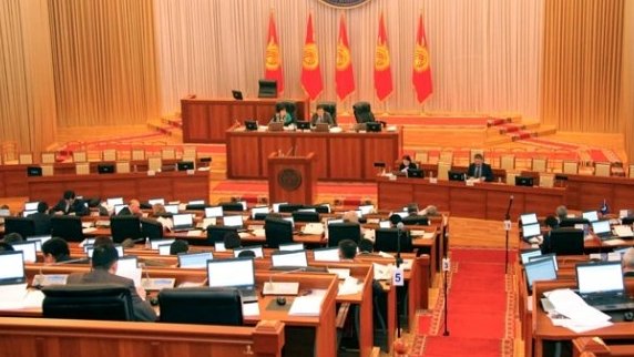 Траты Жогорку Кенеша: В 2016 году на надбавки из бюджета было потрачено 33 млн сомов — Tazabek