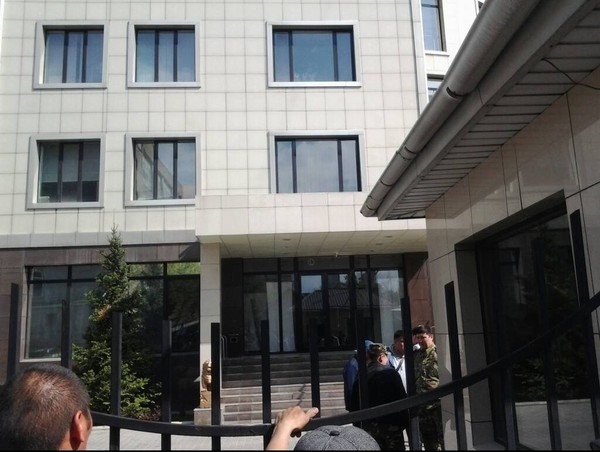 Милиционеры здание не захватывали, - ГУВД о ситуации с оцеплением  тюлеевского Sapat Center — Tazabek