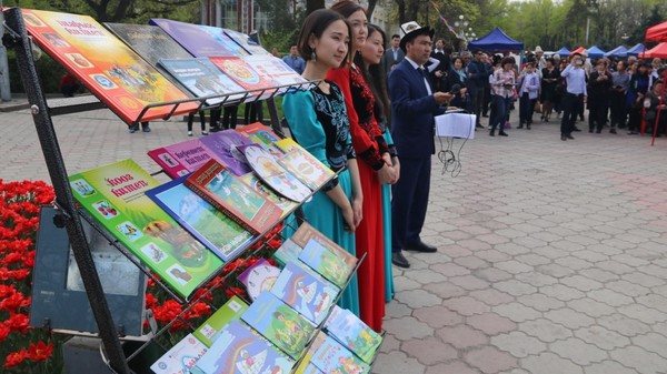 США передают более 130 тысяч книг для детских библиотек Кыргызстана