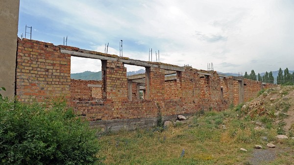 Госорганы должны внести предложения по школе в Панфиловском районе, строительство которой началось в 1992 году