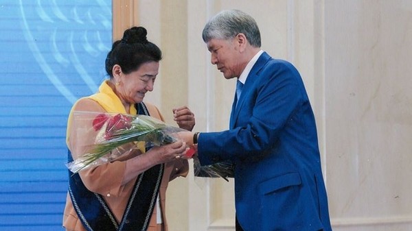 Директор узбекоязычной школы Кара-Суу, получившая орден «Манас» от президента, по просьбе коллектива не уходит на пенсию
