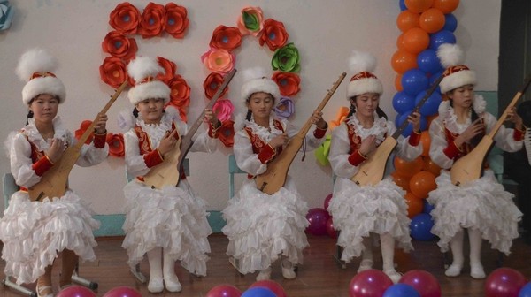 В селе Жан-Булак Нарынского района отметили 50-летие местной школы