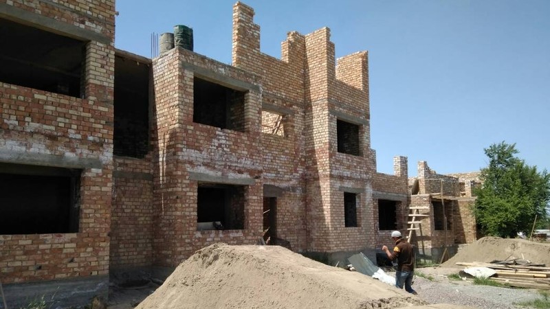 Госэкотехинспекция выявила самовольное строительство 3-этажного многоквартирного дома в селе Орто-Сай — Tazabek