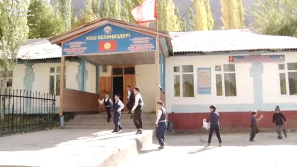 В школе села Кыштут Баткенской области во втором классе учатся одни мальчики