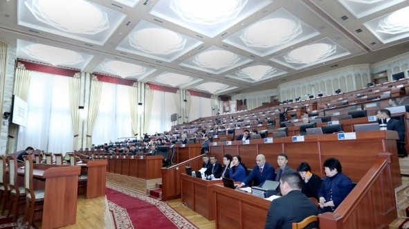 Жогорку Кенеш образовал группу для выработки согласованного варианта закона о недрах, возвращенного с возражением президента — Tazabek