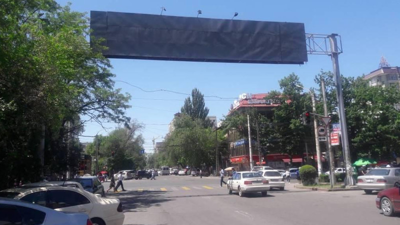 Фото — Управление мэрии демонтировало незаконно установленный рекламный билборд на пересечении улиц Абдрахманова и Боконбаева — Tazabek