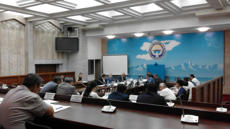 Депутатам стало неудобно задавать вопросы замминистра финансов У.Кармышакову из-за его простуженного голоса — Tazabek