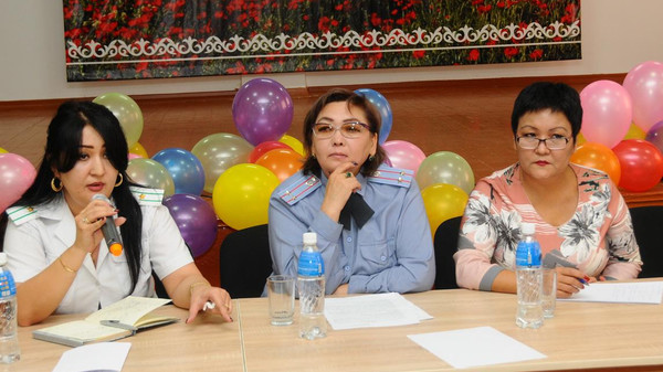 В Бишкеке завучи школ, милиционеры и правозащитники обсудили вопросы  воспитания школьников