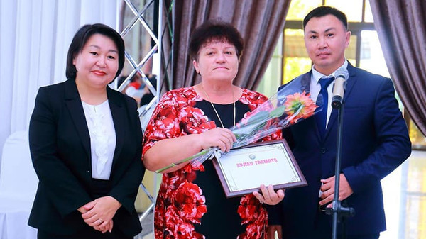 Фото — В Ыссык-Ате молодые учителя получили денежные поощрения от главы области