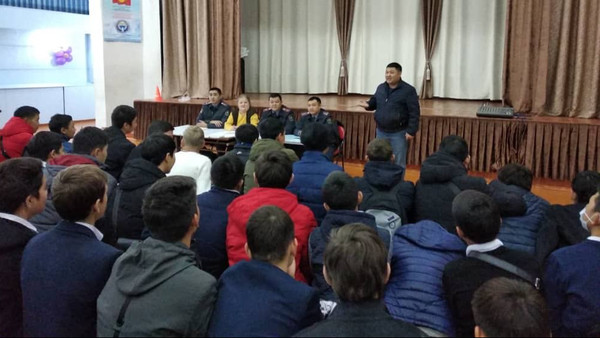 Фото — Милиционеры Бишкека прочитали лекции на тему против рэкета для учеников школы №1