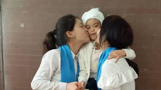 В Бишкеке школьные активисты посетили онкобольных детей и воспитанников спецшкол