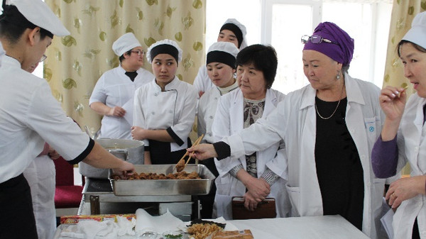 Повар посла Японии в Кыргызстане провел мастер-класс по японской кухне в профлицее №10 Бишкека