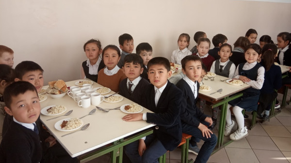 К Международному дню школьного питания. Как и чем кормят младшеклассников в Беловодской школе-лицее? (фото)