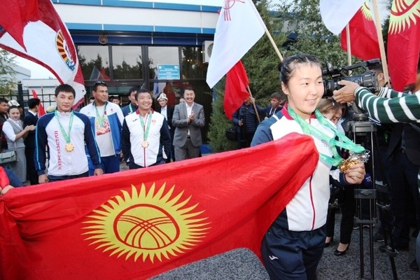 Фото - V Азия оюндарында Кыргызстандын капчыгын эки медаль менен толуктаган Алтынайга ОшМУ сый-урмат көрсөттү