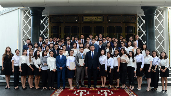 «Алтын сертификаттарды» биринчи жолу Кыргызстандын бардык аймактарынын бүтүрүүчүлөрү алышты