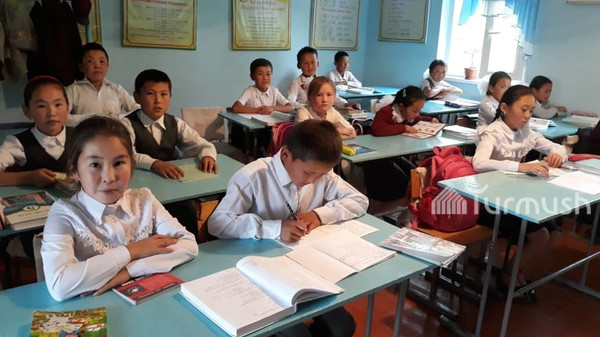 Кызыл-Өзгөрүштөгү мектептин окуучулары спорт залга жана ашканага муктаж