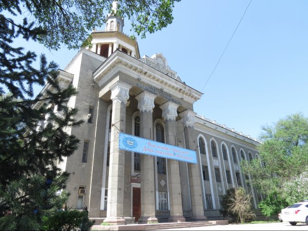 Здание Международного университета КР перешло от ФГИ в муниципальную собственность, депутаты горкенеша пожаловались на неудобства — Tazabek